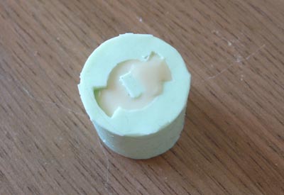 Жидкий пластик залит в форму для изготовления копии запчасти